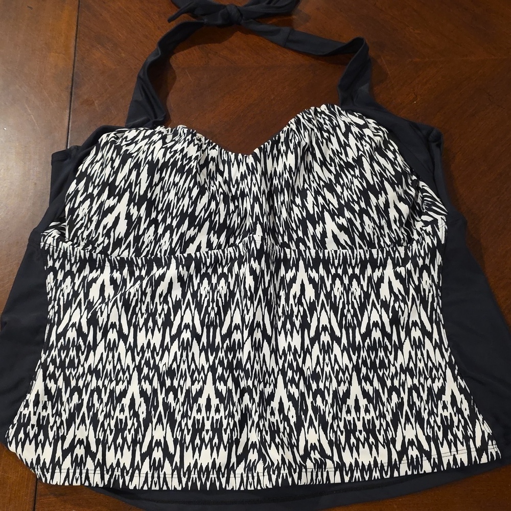 (J29) Catalina Woman Sz 2x Black and White Swim Top